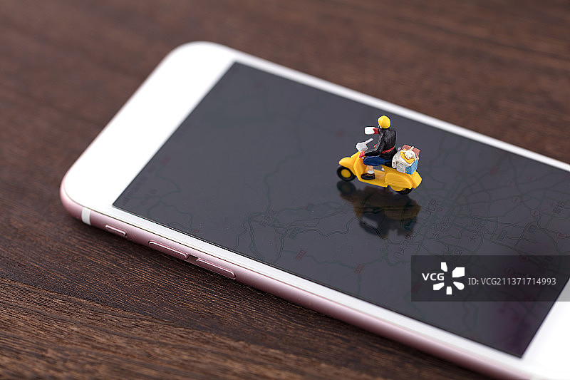 微缩创意手机上的外卖员图片素材