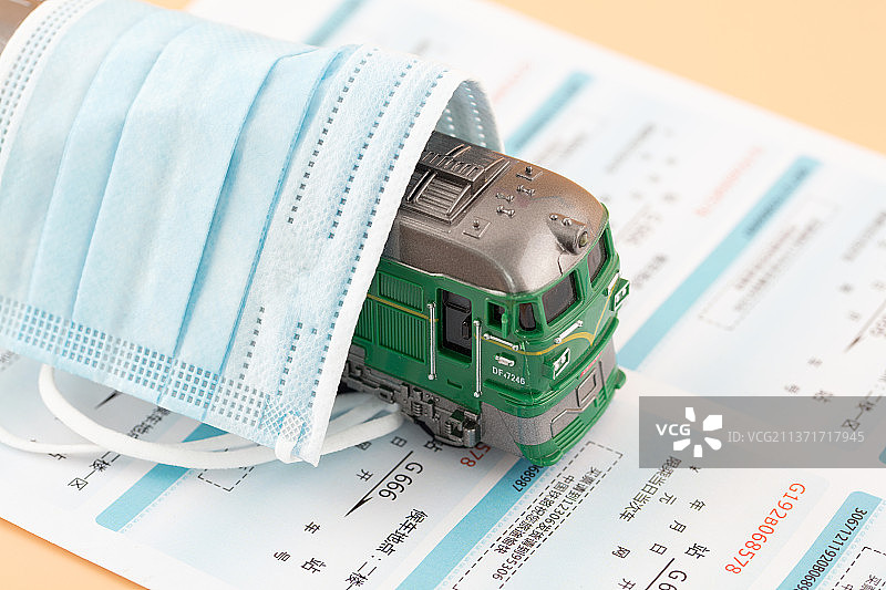 春运期间火车出行注意防疫戴口罩图片素材