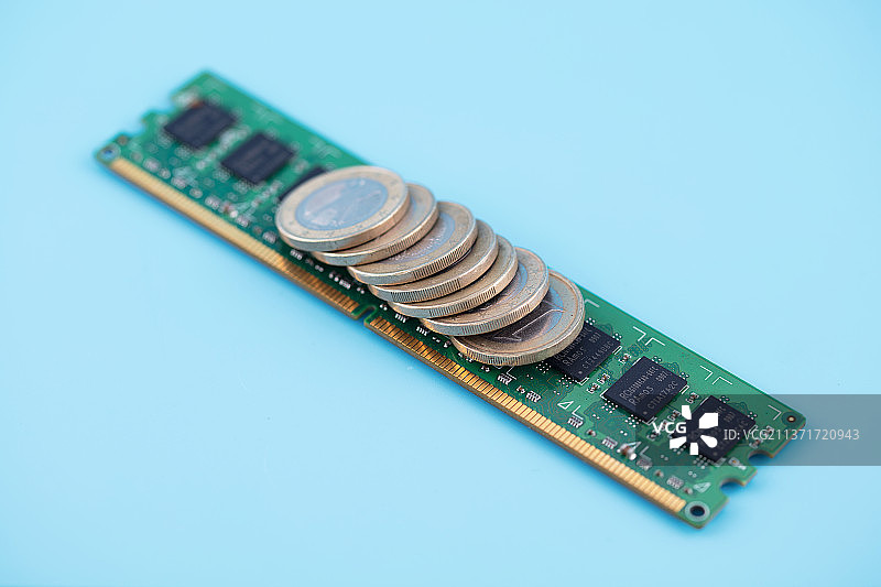 欧元硬币和电脑显卡在蓝背景上图片素材