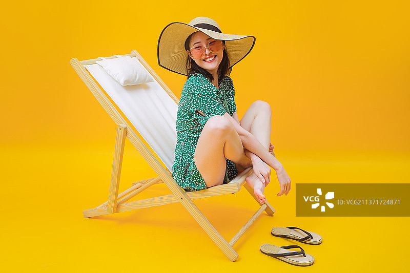 青年女人穿着沙滩涂防嗮图片素材