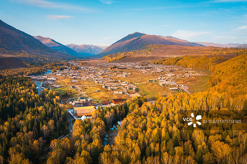 新疆阿勒泰禾木乡村田园秋天日出自然风光图片素材