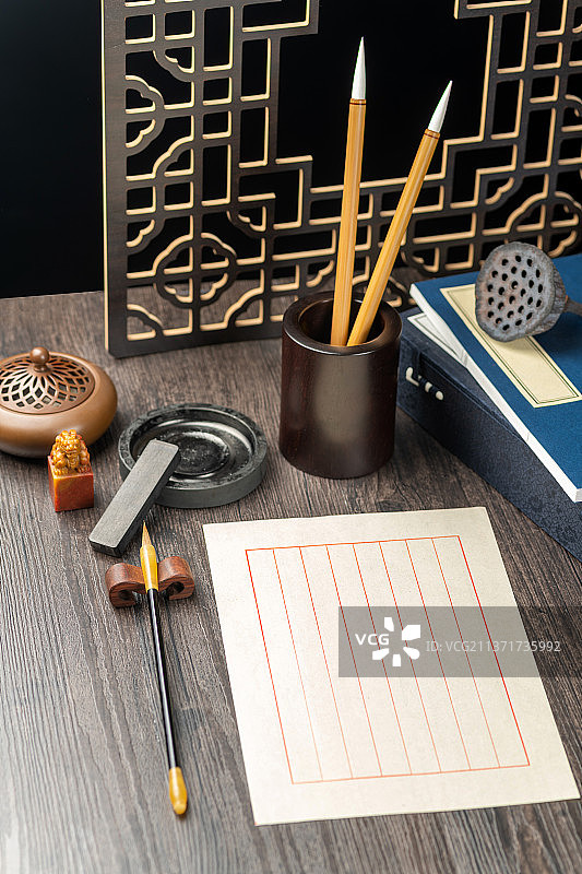 文房四宝笔墨纸砚特写古窗棂木桌面背景图片素材