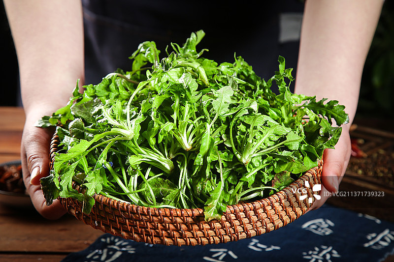 手里端着一篮新鲜地菜图片素材