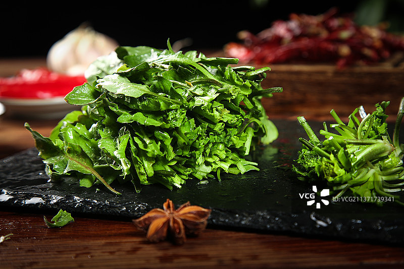 黑石板上放着野生荠菜图片素材