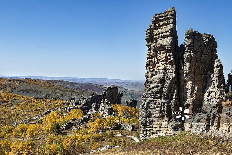 蓝天白云下克什克腾石阵的秋天图片素材
