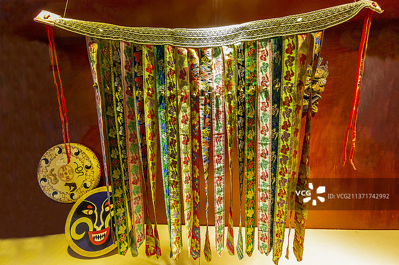 北京密云古北水镇八旗会馆婚俗厅：萨满神服（萨满裙）、萨满神鼓图片素材
