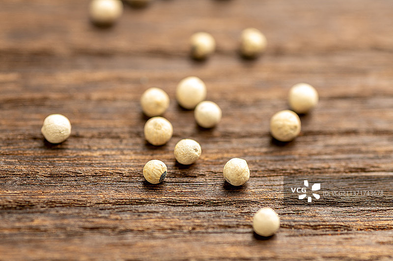 调料白胡椒特写木桌面背景图片素材