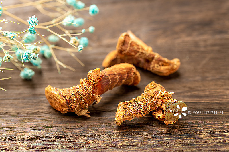 香料良姜特写木桌面背景图片素材