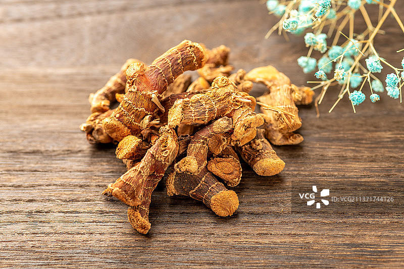 香料良姜特写木桌面背景图片素材