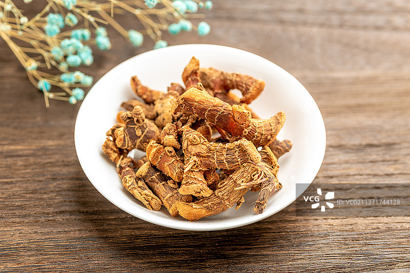 香料良姜特写木桌面背景图片素材