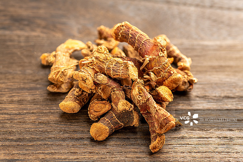 香料良姜特写木桌面背景图片素材