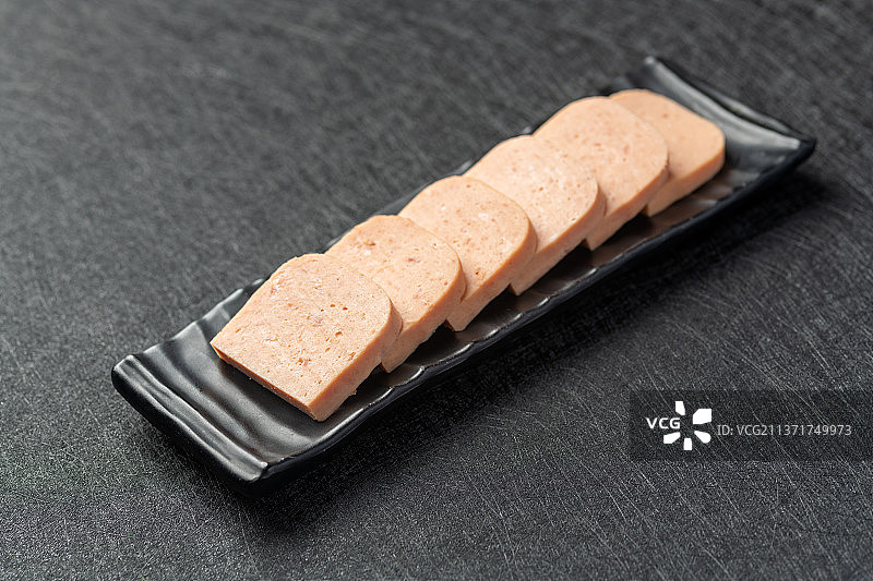 午餐肉特写黑色背景图片素材