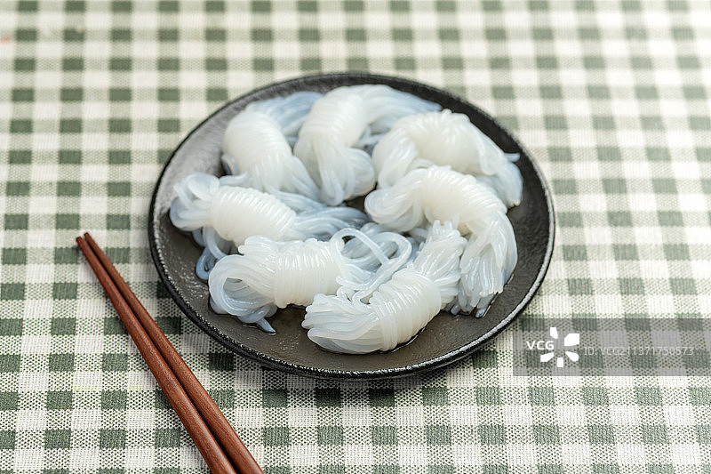 一盘魔芋摆放在格子桌布上特写图片素材