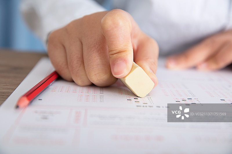 考生手拿橡皮修改答题卡特写镜头图片素材