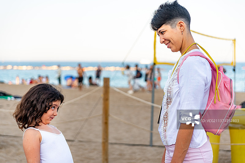 母女在户外一起享受夏天图片素材