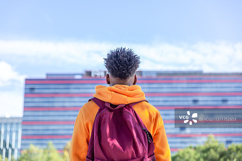 背着背包和穿着运动衫的非洲裔男孩的背影图片素材