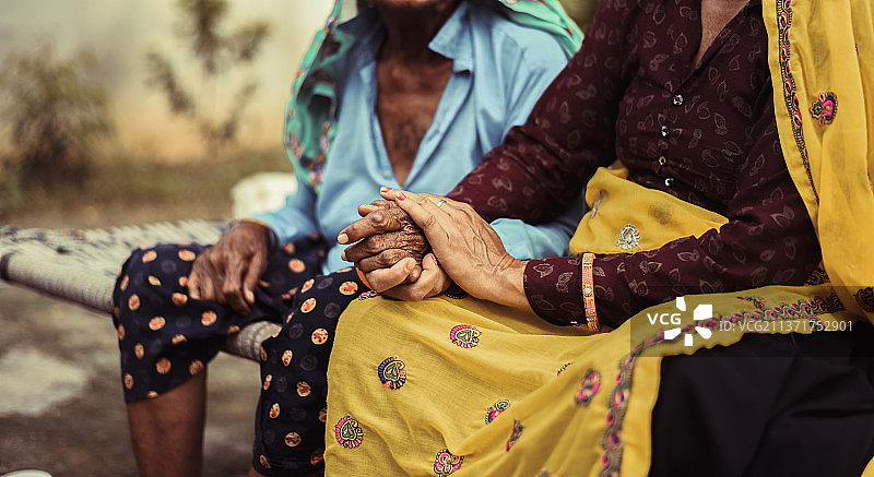 一对老年夫妇坐在印度长椅上图片素材