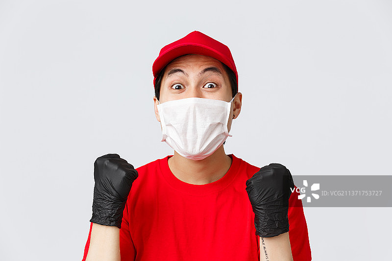 戴着外科口罩的年轻男人肖像，白色背景图片素材