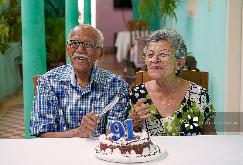 古巴圣克拉拉，老夫妇庆祝91岁生日图片素材