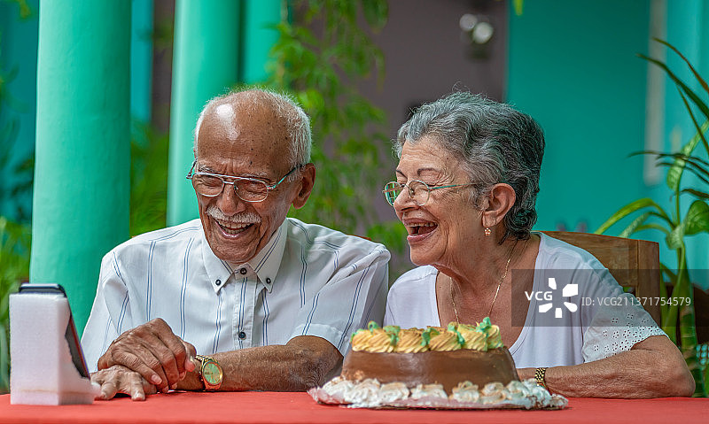 老年夫妇庆祝92岁生日，在古巴圣克拉拉庆祝生日派对图片素材