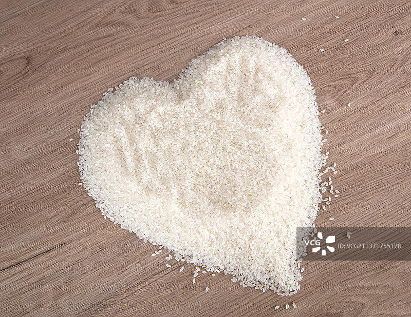 一堆大米摆成心形图片素材