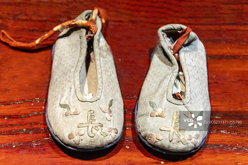 北京密云古北水镇八旗会馆婚俗厅：满族绣花鞋图片素材