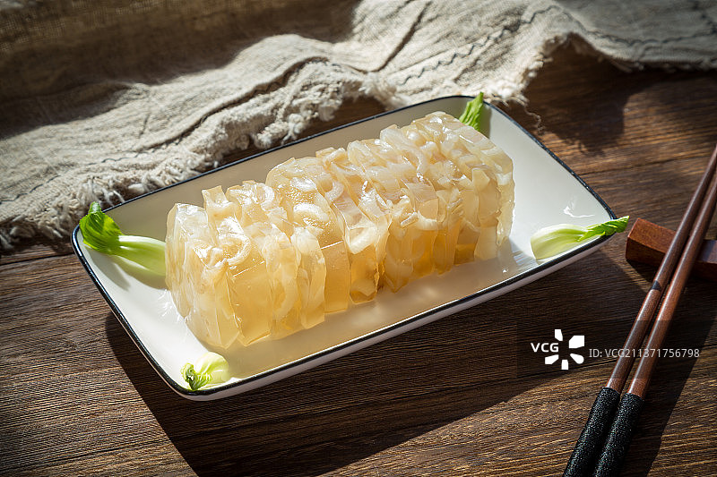 白瓷盘里的水晶猪皮冻，猪皮冻图片素材