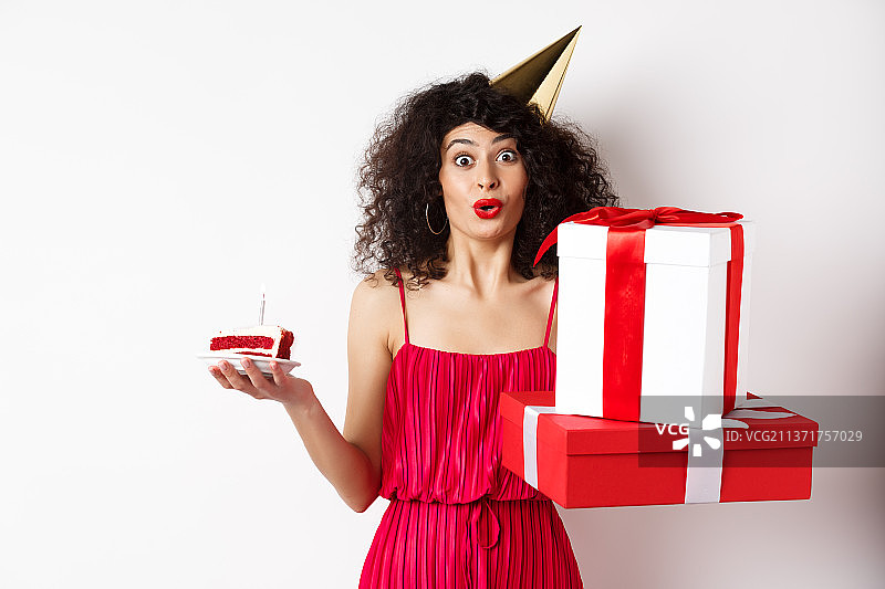 戴派对帽的红裙趣味女士庆祝生日图片素材