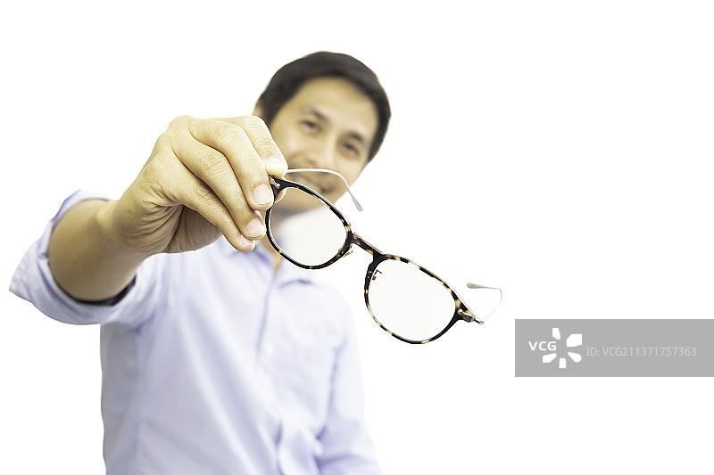 男人拿着眼镜，有裁剪路径，泰国图片素材
