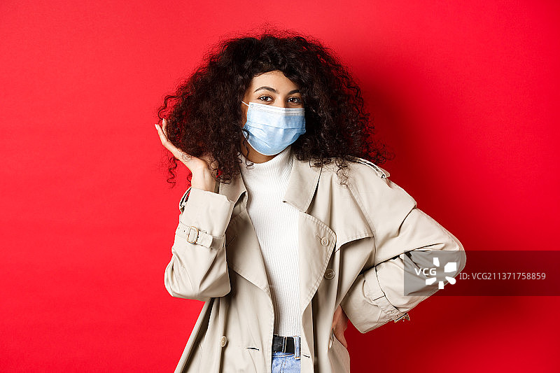 新冠肺炎、流行病和隔离概念时尚的女人图片素材