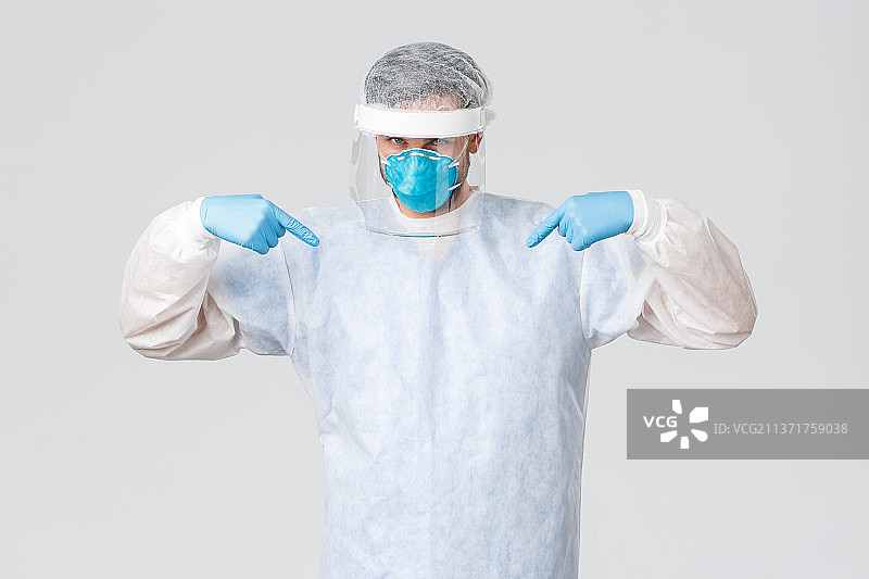 戴外科口罩的男人肖像，白色背景图片素材