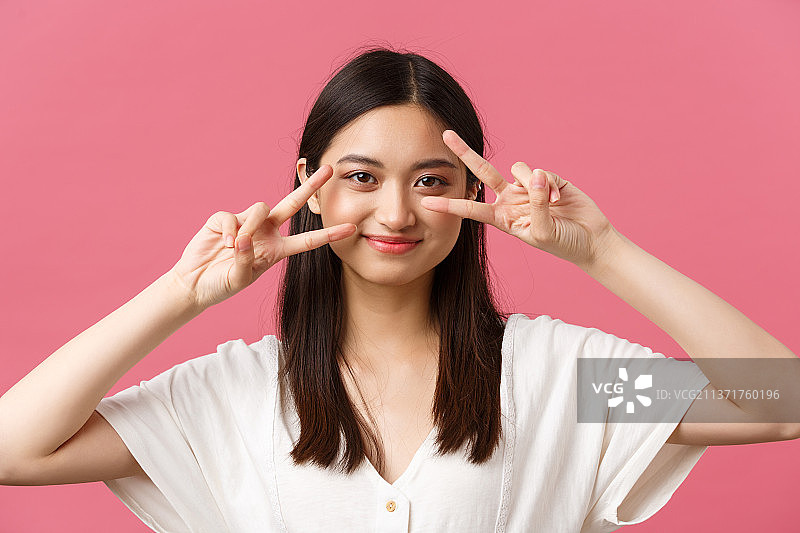 夏日休闲：可爱娇羞的女孩图片素材