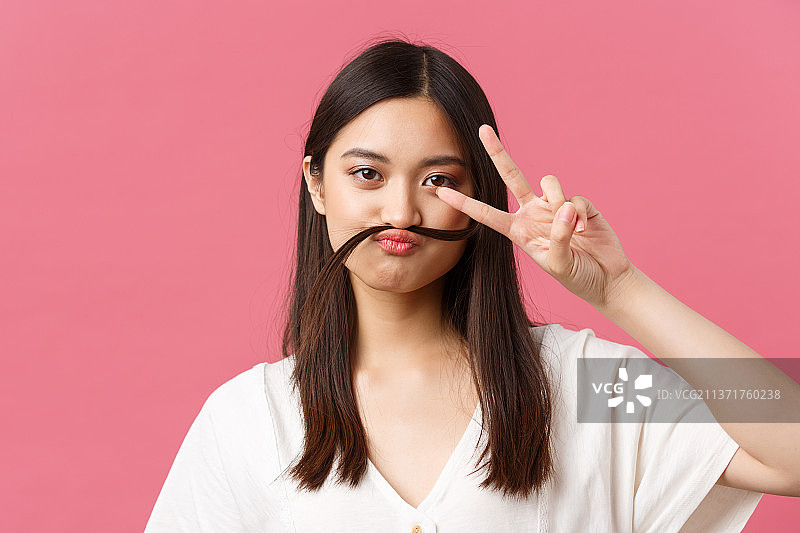 人物情绪：快乐的夏日休闲概念图片素材