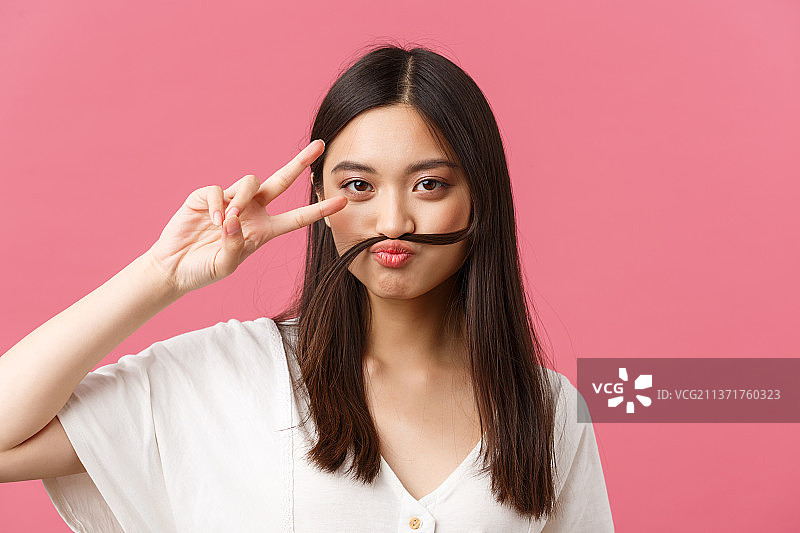 美女，人们的情绪和夏季休闲概念的有趣特写图片素材