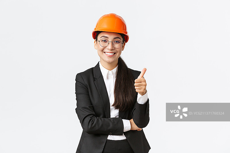 满意的亚洲女企业家检查企业，感到高兴图片素材