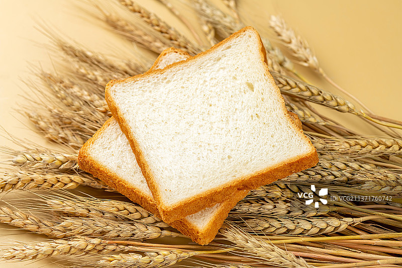 面包片牛奶鸡蛋特写黄色背景图片素材