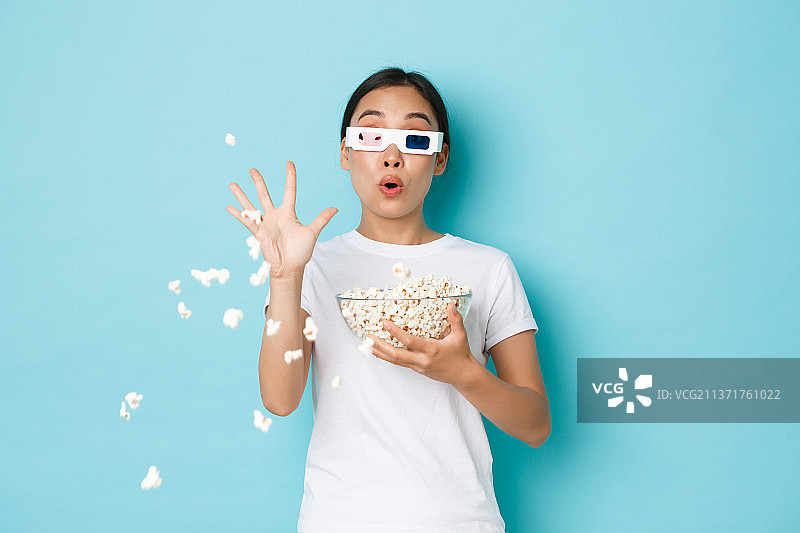 生活休闲情感概念：惊讶的亚洲漂亮女孩图片素材