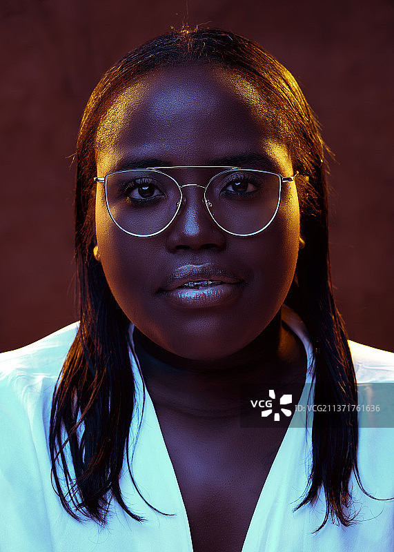 罗安达，安哥拉：戴着眼镜的年轻女人肖像图片素材