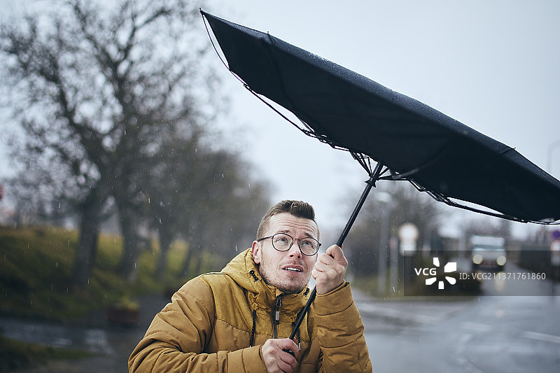 风雨中撑伞的男人图片素材