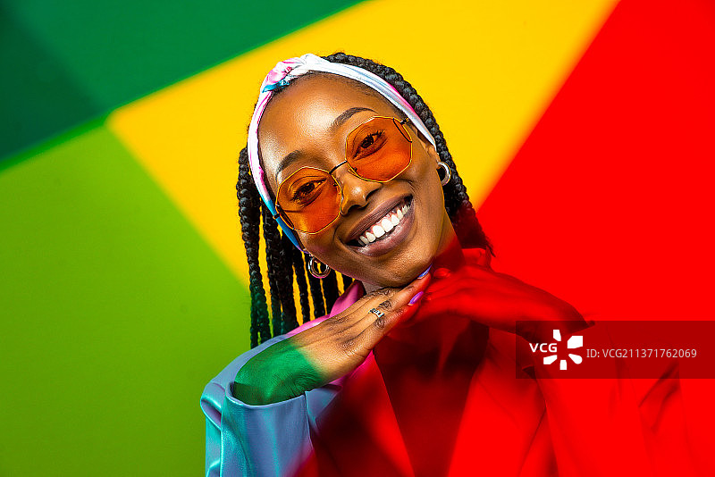 梳着辫子、穿着时尚的漂亮非洲裔女人图片素材