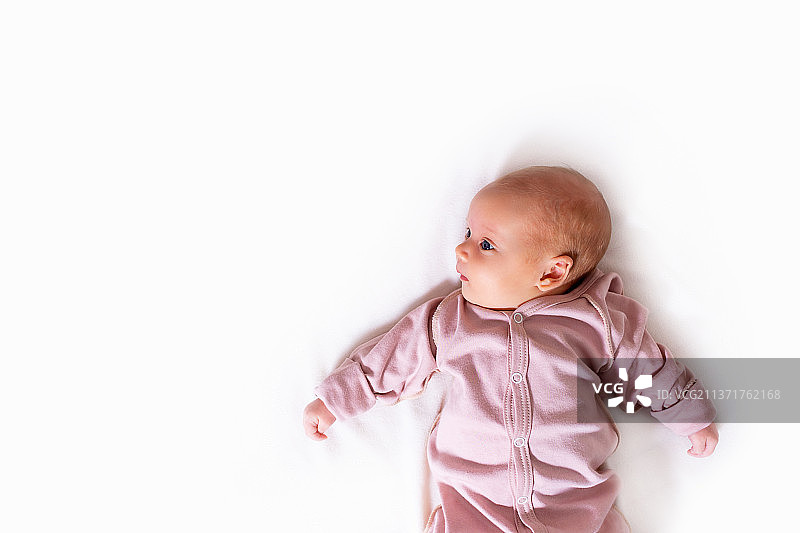 白色背景上的新生女婴，留白图片素材