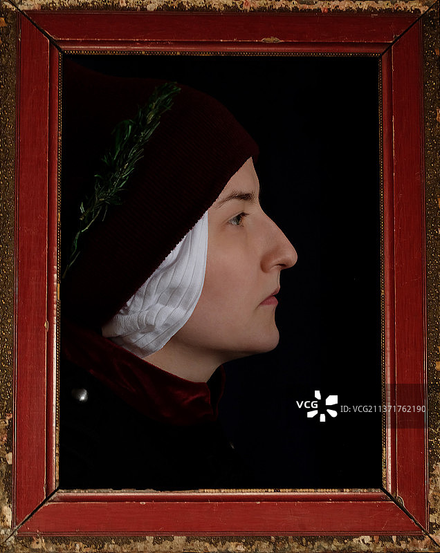 俄罗斯圣彼得堡窗边年轻女人肖像图片素材