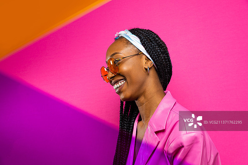 梳着辫子、穿着时尚的漂亮非洲裔女人图片素材
