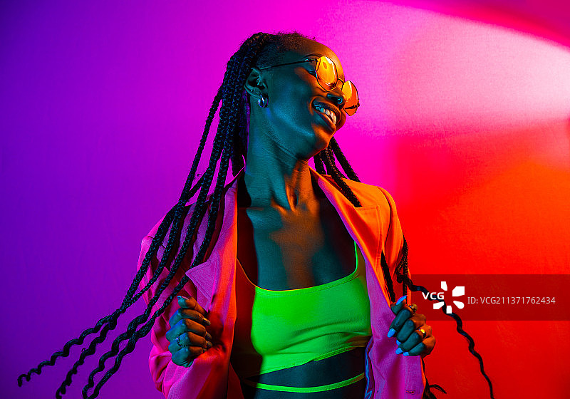 梳着辫子、穿着时尚的漂亮非洲裔女人图片素材