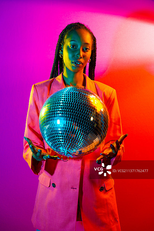 梳着辫子、穿着时尚的漂亮非洲裔女人图片素材