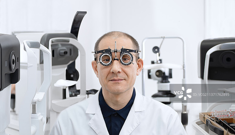 眼镜框中的眼科医生图片素材