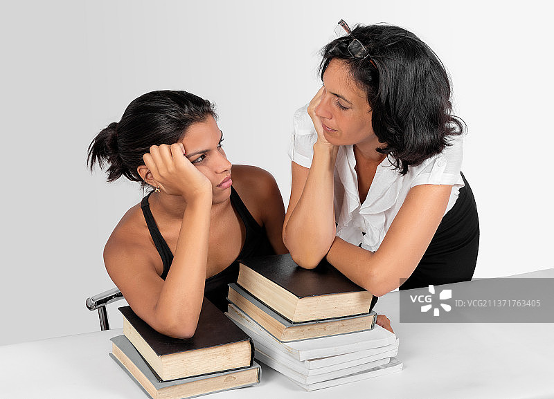 古巴圣克拉拉学习的女孩和母亲图片素材