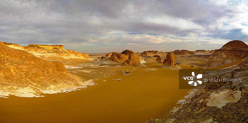 埃及撒哈拉白沙漠埃尔-阿加巴特山谷全景图片素材