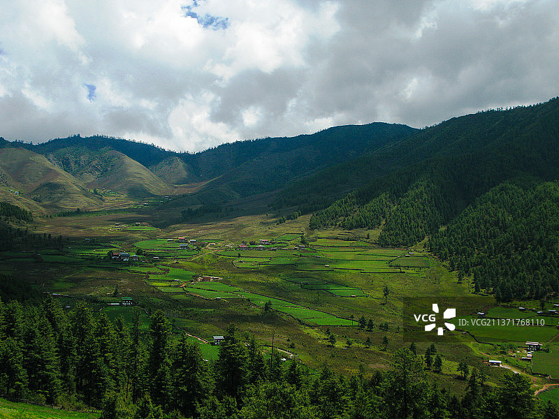 不丹喜马拉雅山脉的富毕卡山谷风光图片素材
