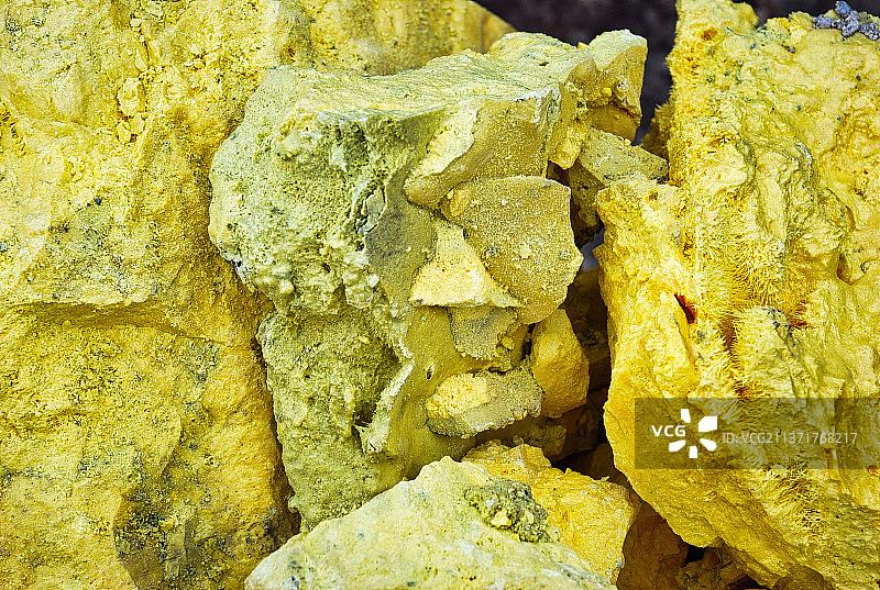 印度尼西亚爪哇岛伊真火山附近的黄色硫磺地貌图片素材